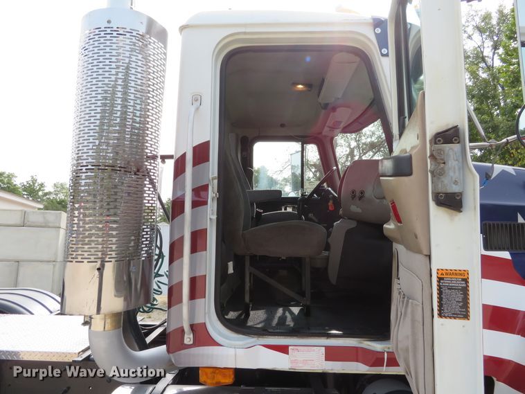 image for item DH1195 2001 Mack CH613  semi truck