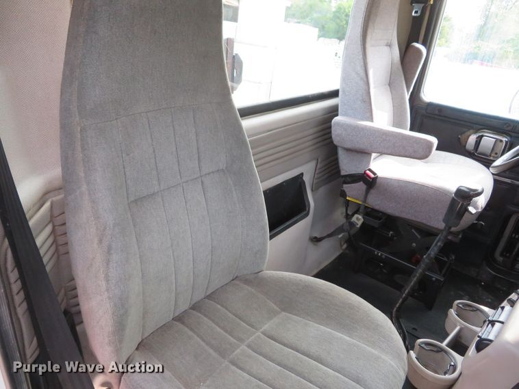 image for item DH1195 2001 Mack CH613  semi truck