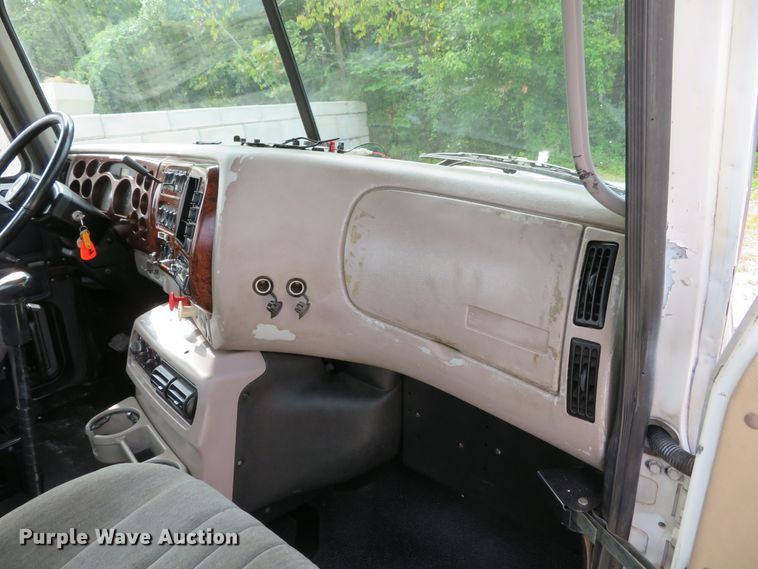 image for item DH1195 2001 Mack CH613  semi truck