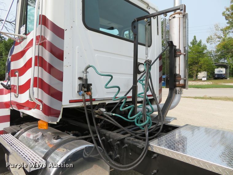 image for item DH1195 2001 Mack CH613  semi truck