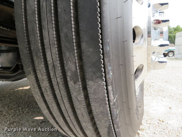 image for item DH1195 2001 Mack CH613  semi truck