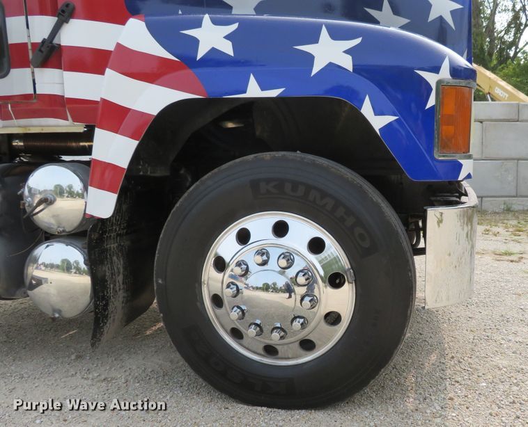 image for item DH1195 2001 Mack CH613  semi truck