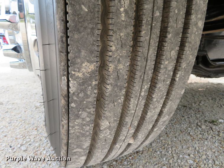 image for item DH1195 2001 Mack CH613  semi truck