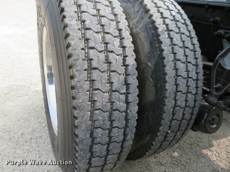 image for item DH1195 2001 Mack CH613  semi truck