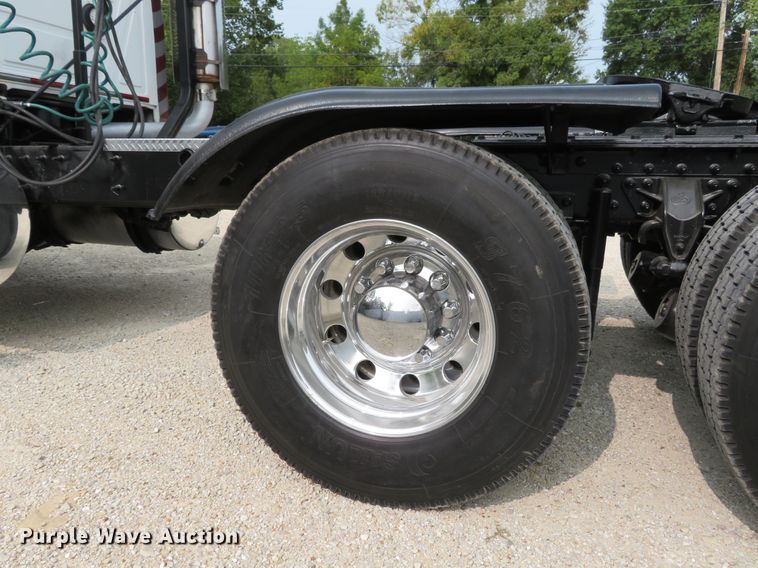 image for item DH1195 2001 Mack CH613  semi truck