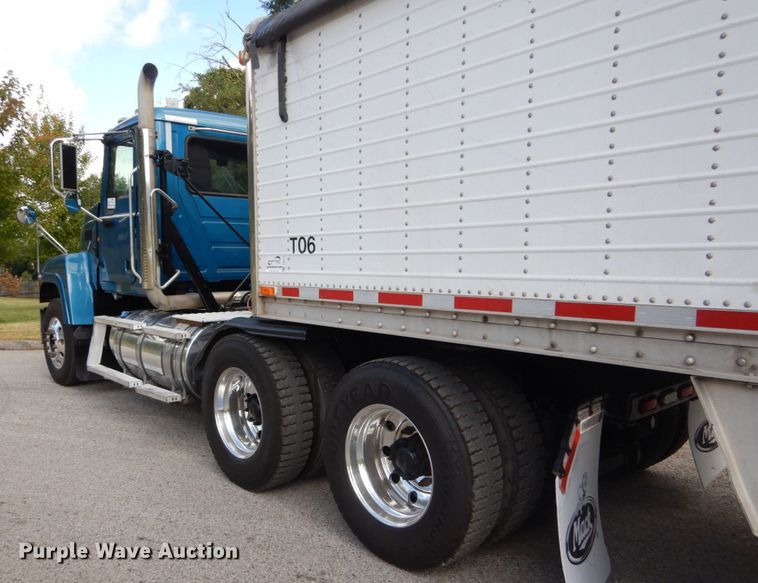 image for item DH5175 2013 Mack CHU613  semi truck