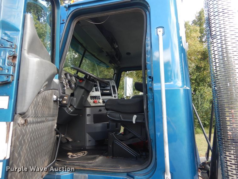 image for item DH5175 2013 Mack CHU613  semi truck