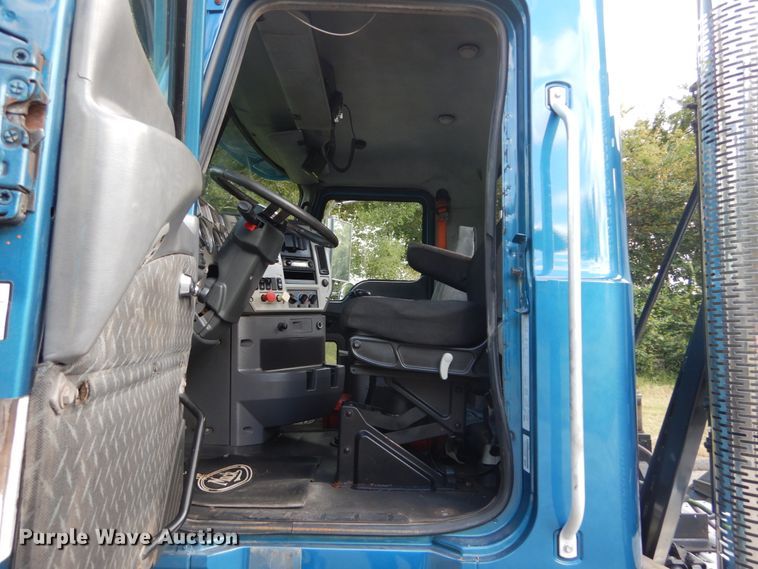 image for item DH5175 2013 Mack CHU613  semi truck