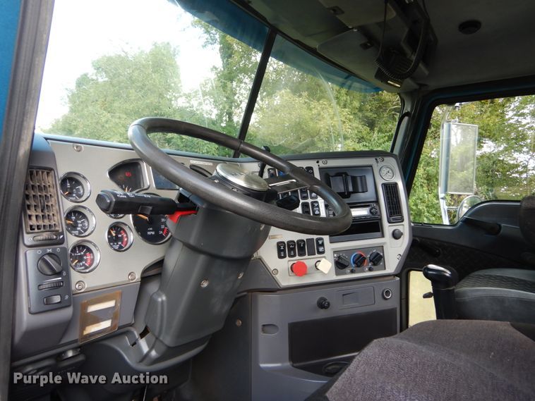 image for item DH5175 2013 Mack CHU613  semi truck