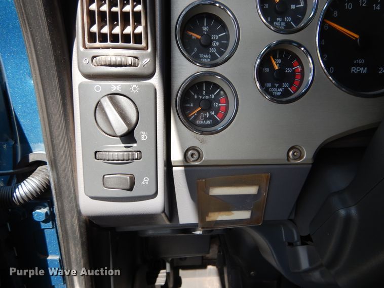 image for item DH5175 2013 Mack CHU613  semi truck