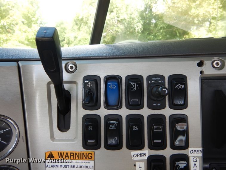 image for item DH5175 2013 Mack CHU613  semi truck