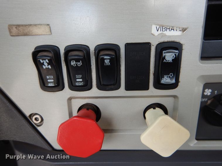 image for item DH5175 2013 Mack CHU613  semi truck