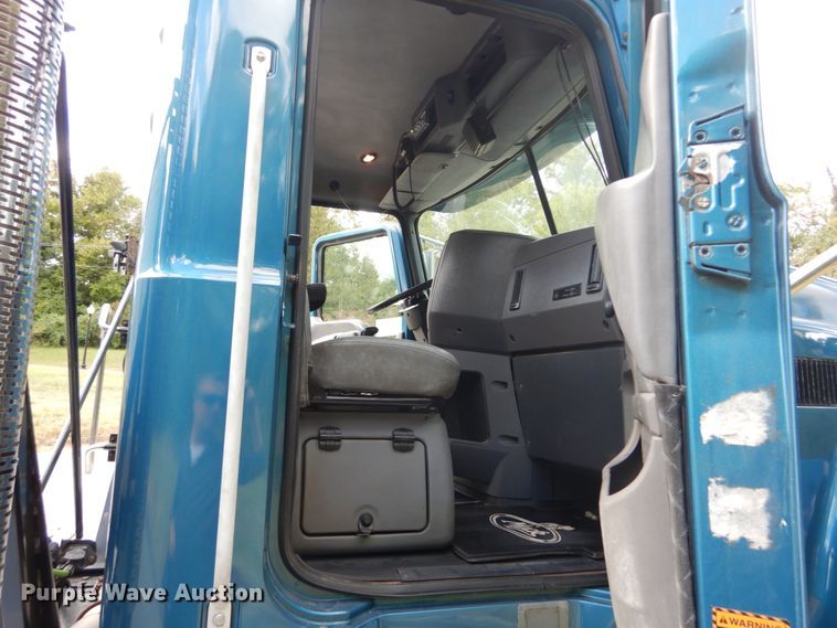 image for item DH5175 2013 Mack CHU613  semi truck