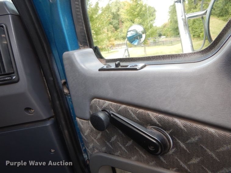 image for item DH5175 2013 Mack CHU613  semi truck