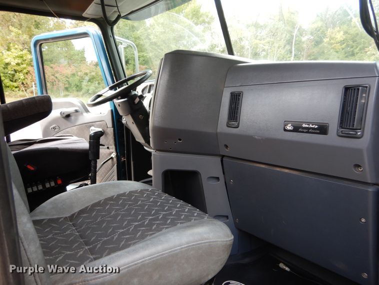 image for item DH5175 2013 Mack CHU613  semi truck