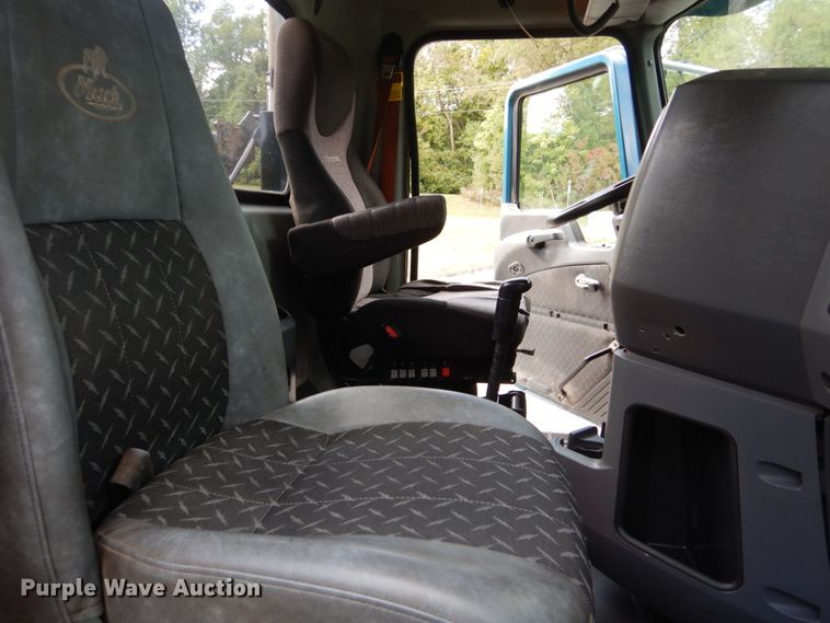 image for item DH5175 2013 Mack CHU613  semi truck