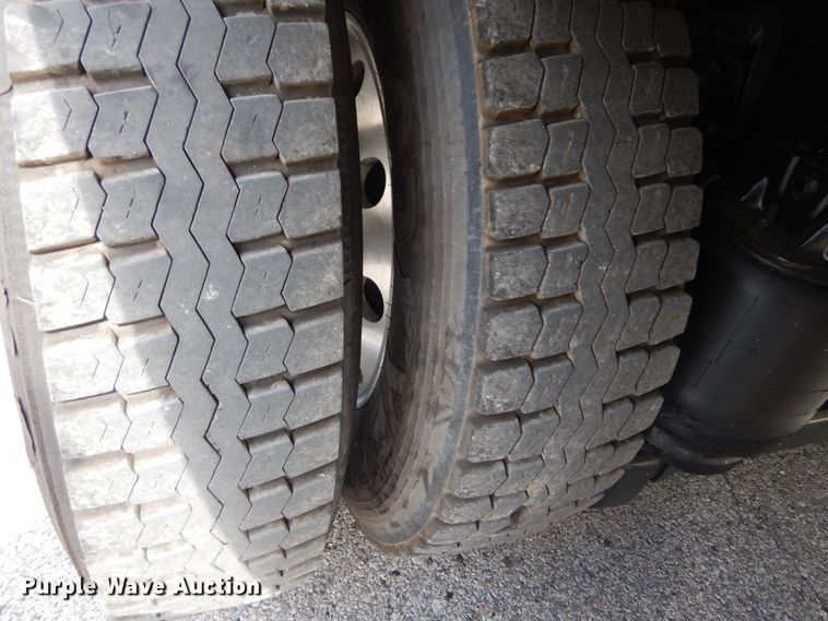 image for item DH5175 2013 Mack CHU613  semi truck