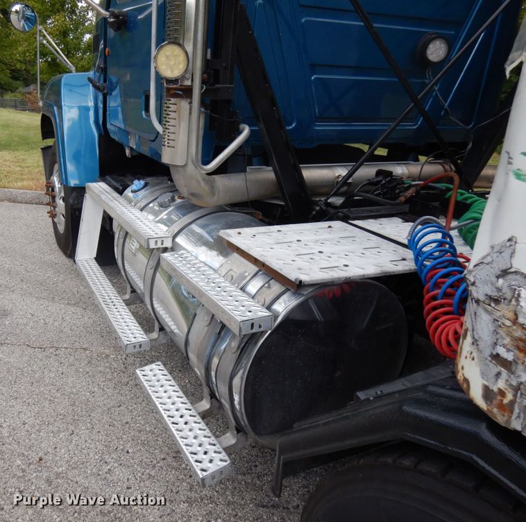 image for item DH5178 2013 Mack CHU613  semi truck