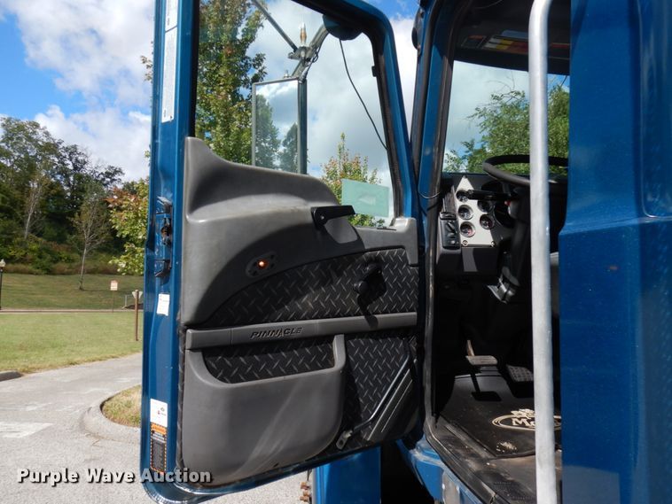 image for item DH5178 2013 Mack CHU613  semi truck