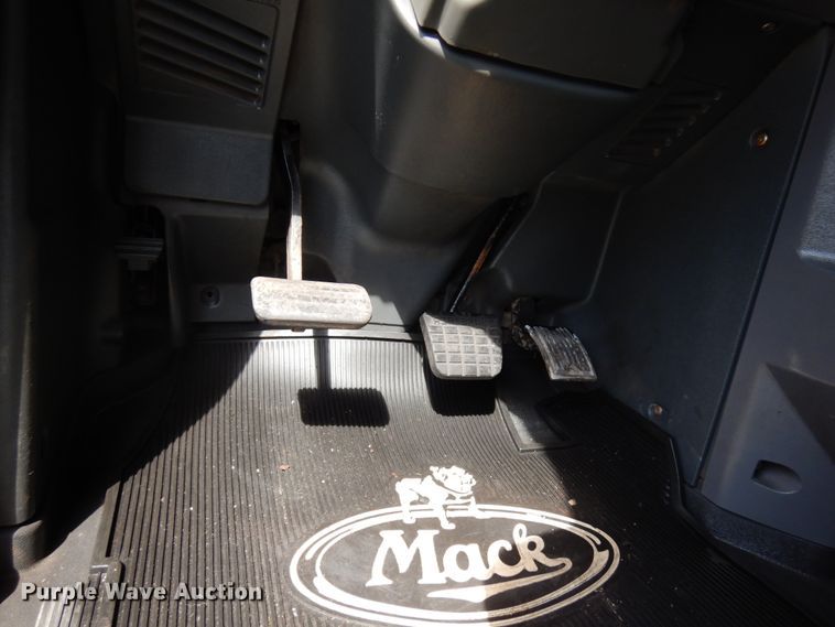 image for item DH5178 2013 Mack CHU613  semi truck