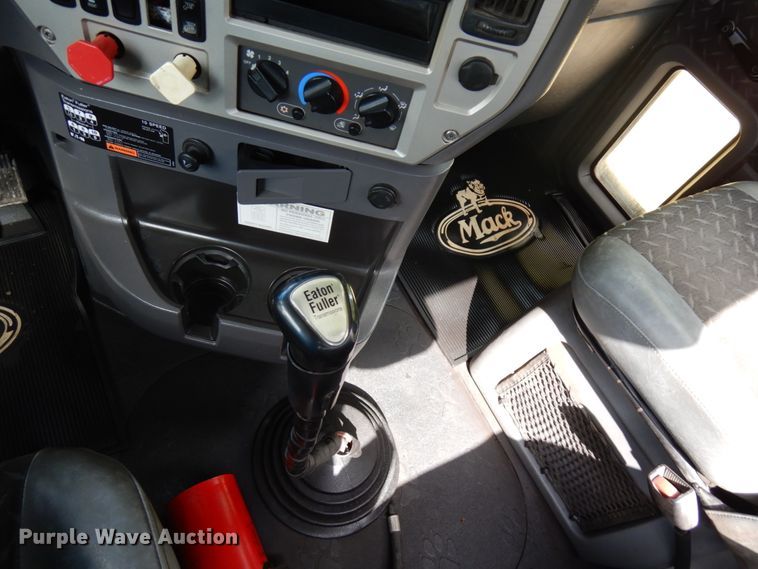 image for item DH5178 2013 Mack CHU613  semi truck