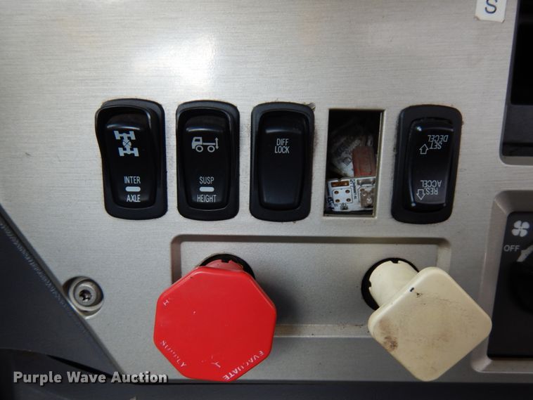 image for item DH5178 2013 Mack CHU613  semi truck