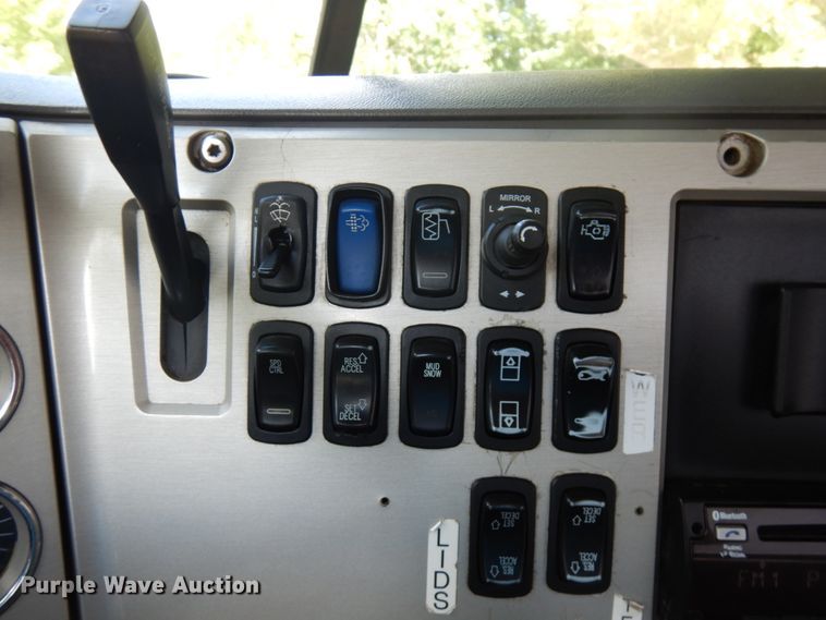 image for item DH5178 2013 Mack CHU613  semi truck