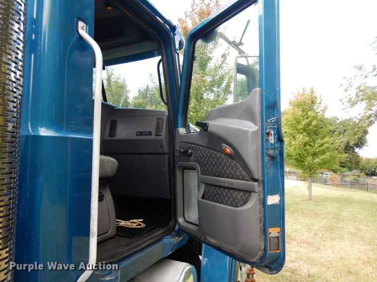 image for item DH5178 2013 Mack CHU613  semi truck