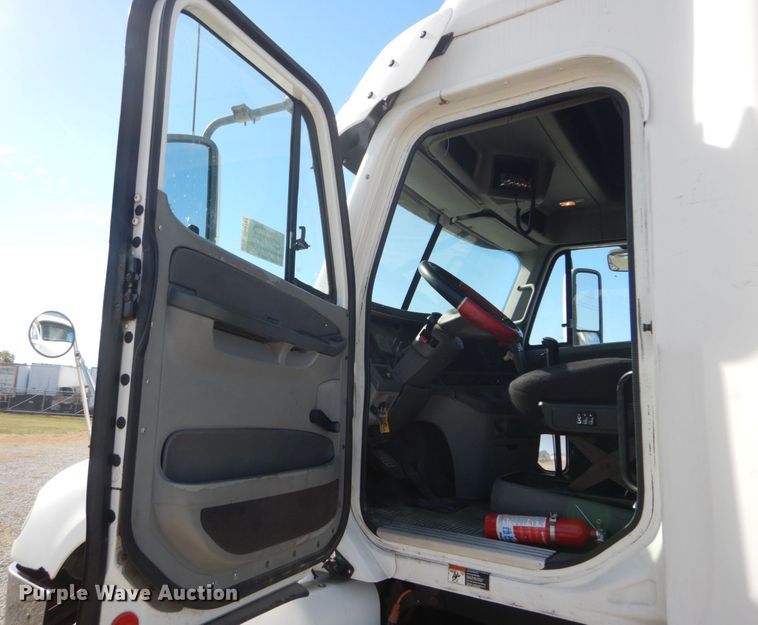 image for item DH5197 2006 Freightliner Columbia  semi truck