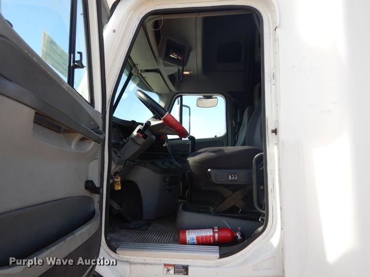 image for item DH5197 2006 Freightliner Columbia  semi truck