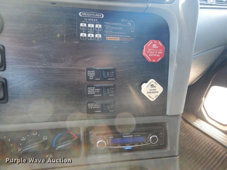 image for item DH5197 2006 Freightliner Columbia  semi truck