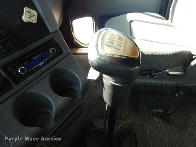 image for item DH5197 2006 Freightliner Columbia  semi truck