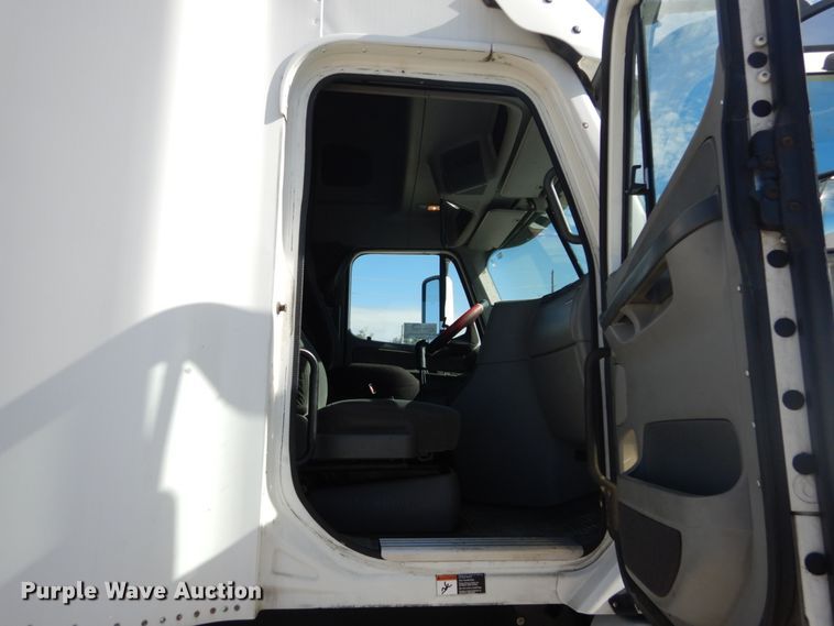 image for item DH5197 2006 Freightliner Columbia  semi truck