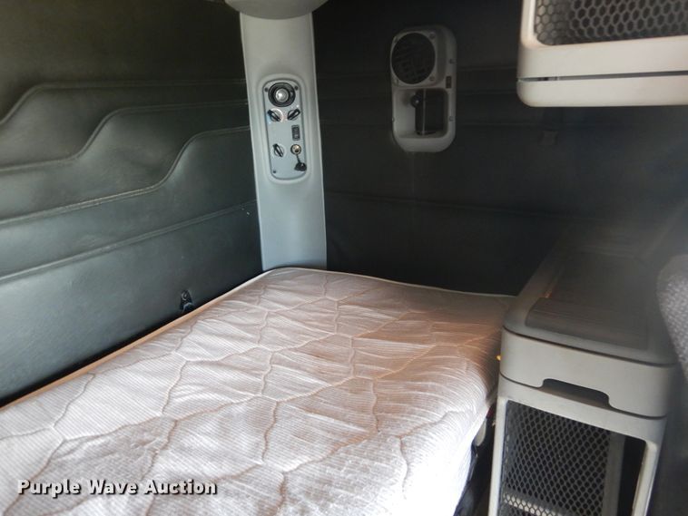 image for item DH5197 2006 Freightliner Columbia  semi truck