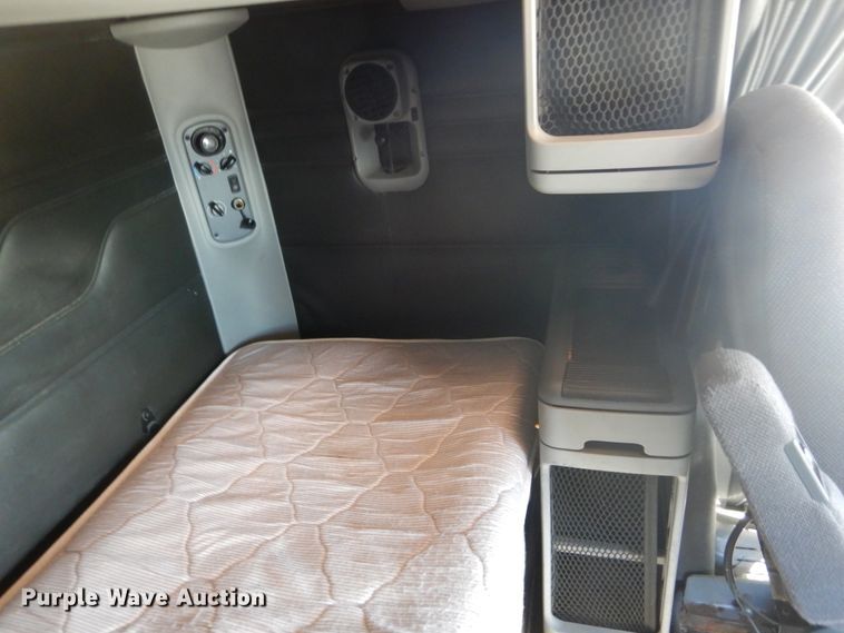 image for item DH5197 2006 Freightliner Columbia  semi truck