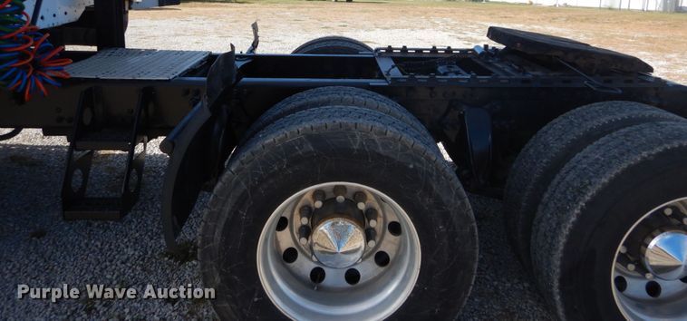 image for item DH5197 2006 Freightliner Columbia  semi truck