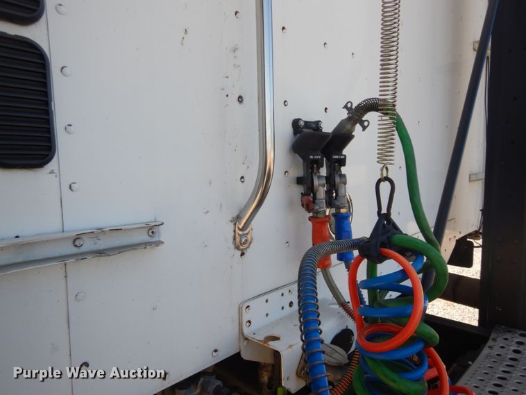 image for item DH5197 2006 Freightliner Columbia  semi truck