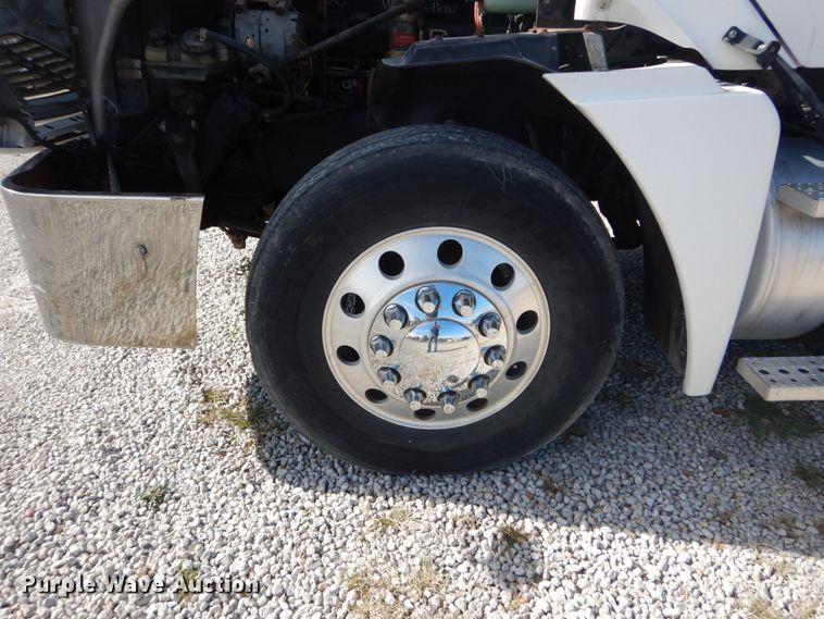 image for item DH5197 2006 Freightliner Columbia  semi truck