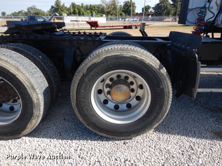 image for item DH5197 2006 Freightliner Columbia  semi truck