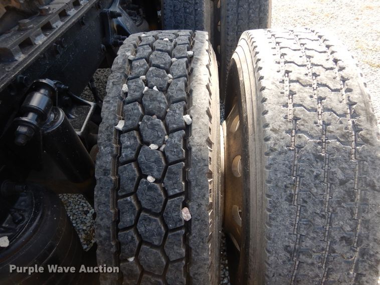 image for item DH5197 2006 Freightliner Columbia  semi truck