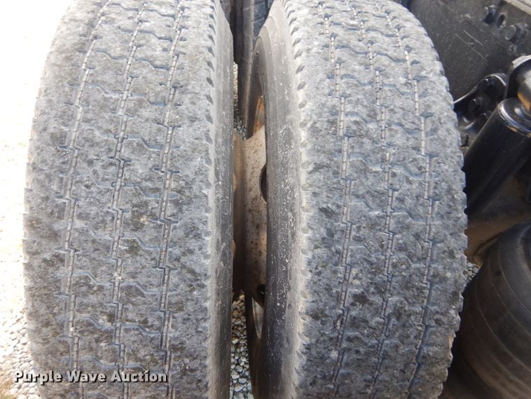 image for item DH5197 2006 Freightliner Columbia  semi truck