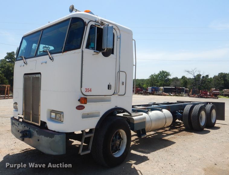 image for item DI0283 1990 Peterbilt 362  truck cab and chassis