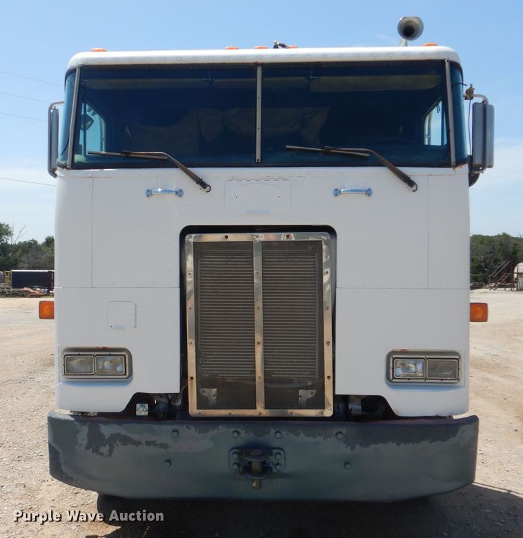 image for item DI0283 1990 Peterbilt 362  truck cab and chassis