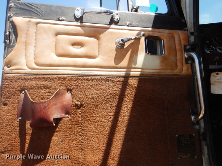 image for item DI0283 1990 Peterbilt 362  truck cab and chassis