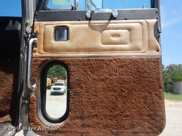 image for item DI0283 1990 Peterbilt 362  truck cab and chassis