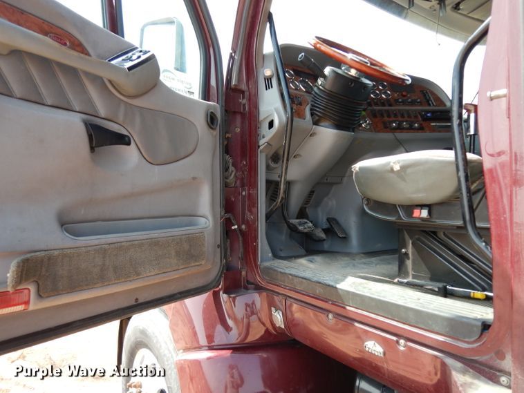 image for item DJ6532 2010 Peterbilt 387  semi truck