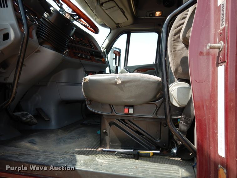 image for item DJ6532 2010 Peterbilt 387  semi truck