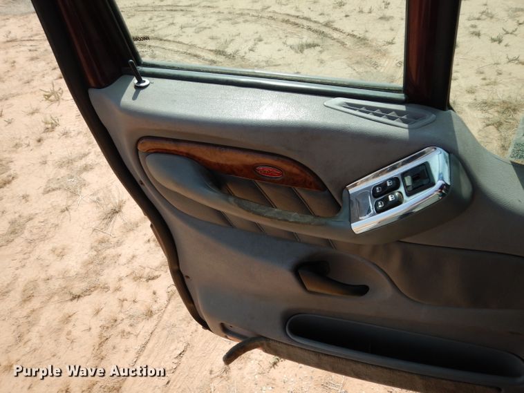 image for item DJ6532 2010 Peterbilt 387  semi truck