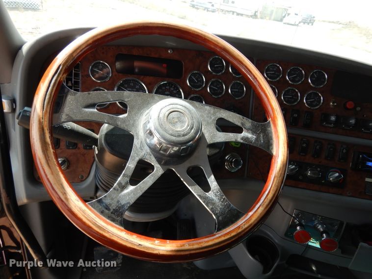 image for item DJ6532 2010 Peterbilt 387  semi truck