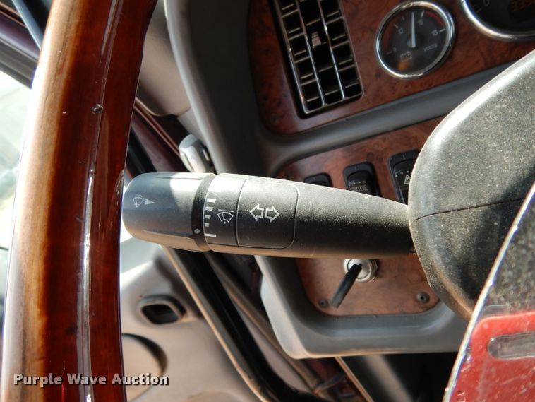 image for item DJ6532 2010 Peterbilt 387  semi truck